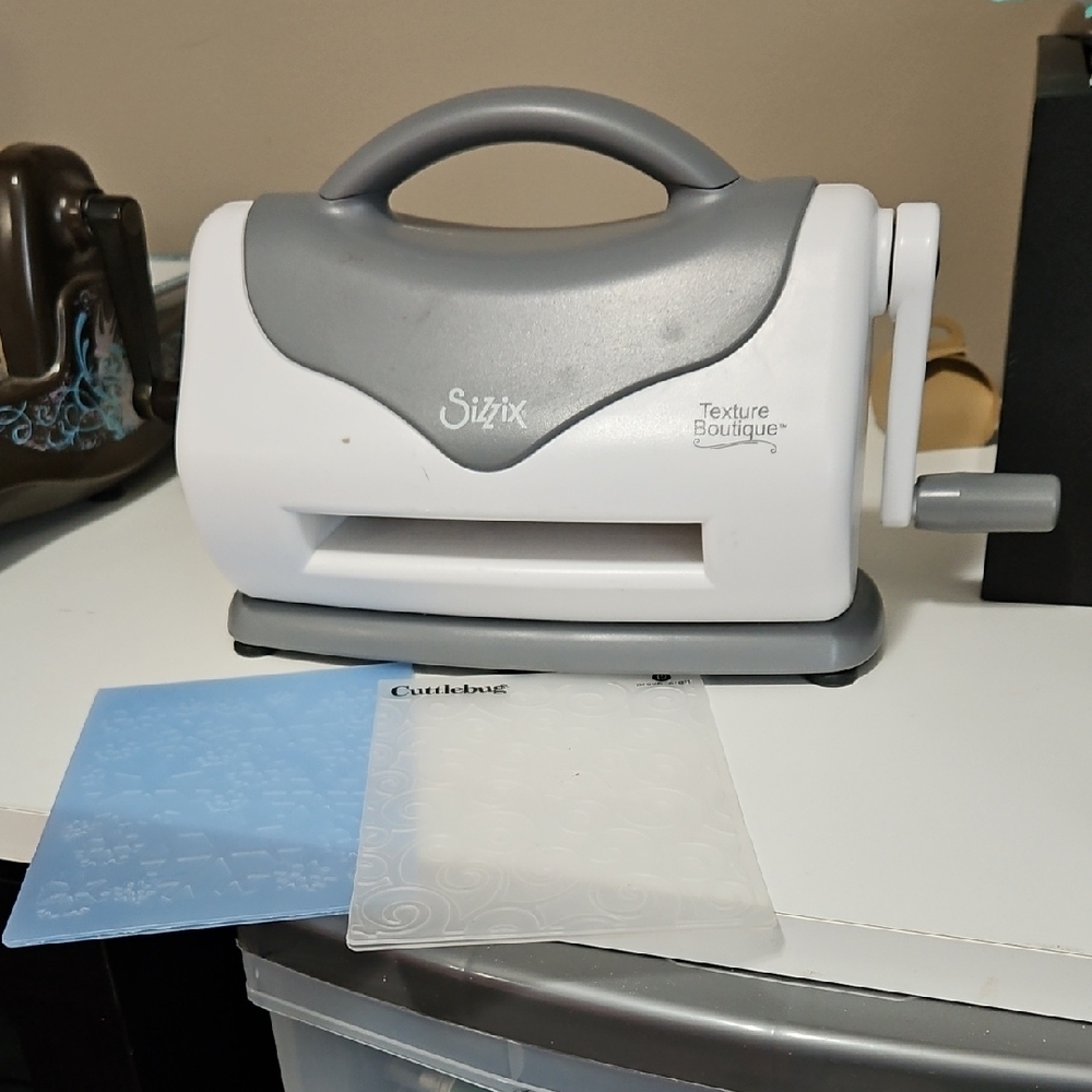 Sizzix Texture Boutique Embossing Machine with 2 new plates!